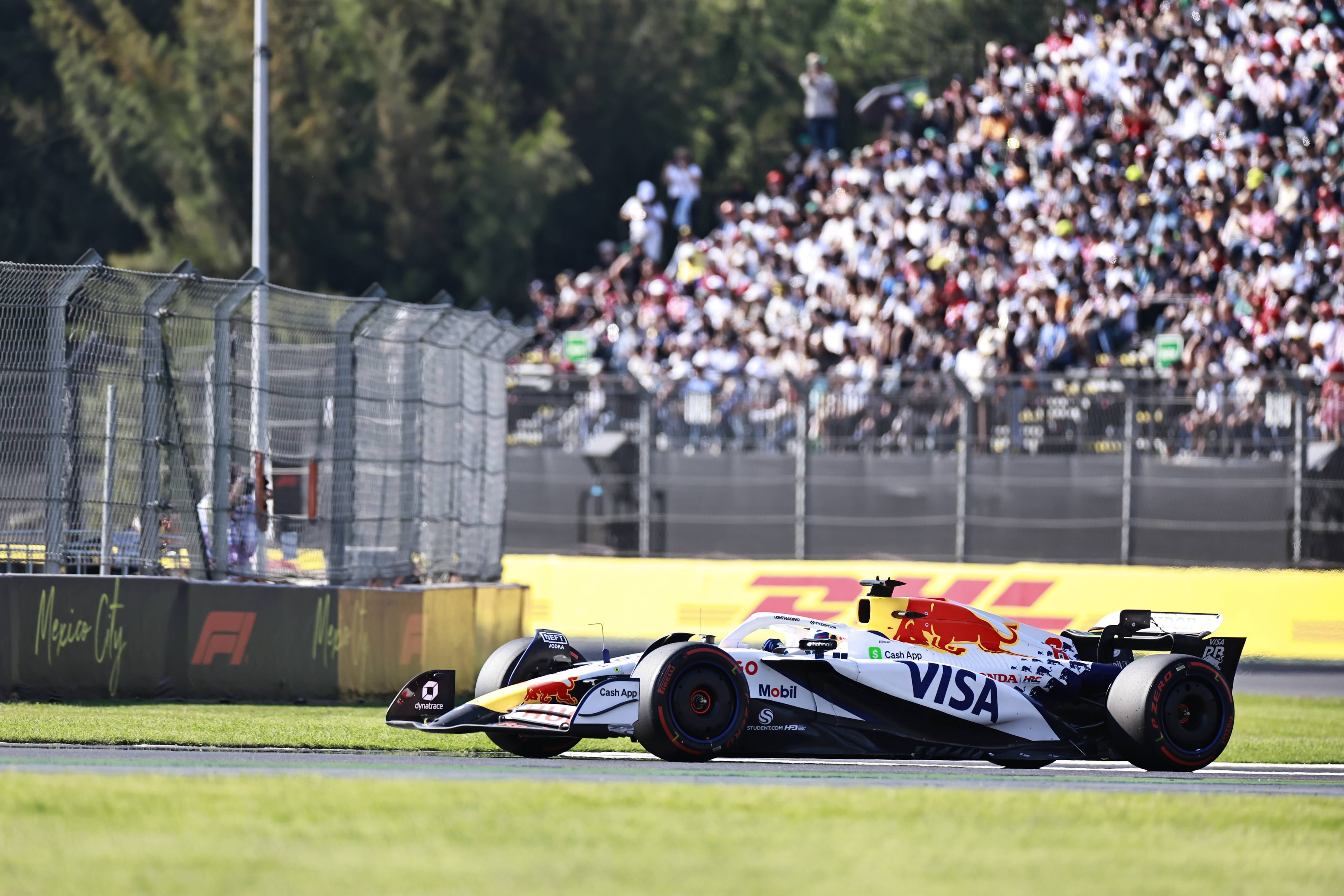 红牛二队翻盘法拉利，塞恩斯高光表现